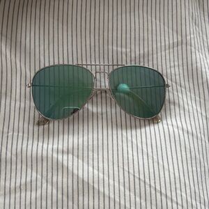 Stylish Aviator Sunglasses with Green Lenses